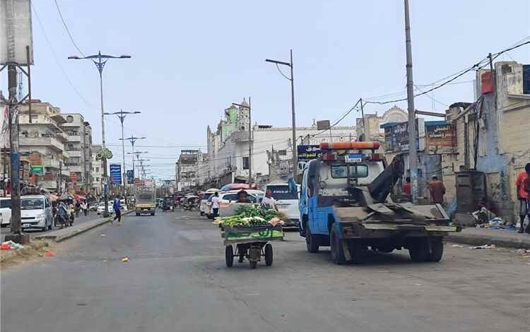 مواطنون ينتقدون منع وقوف السيارات في الشارع الرئيسي بالشيخ عثمان ويطالبون بإعادة النظر