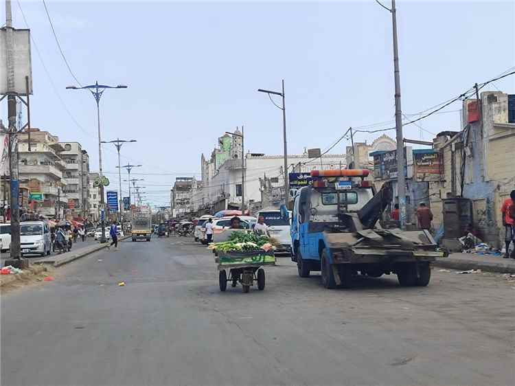 مواطنون ينتقدون منع وقوف السيارات في الشارع الرئيسي بالشيخ عثمان ويطالبون بإعادة النظر