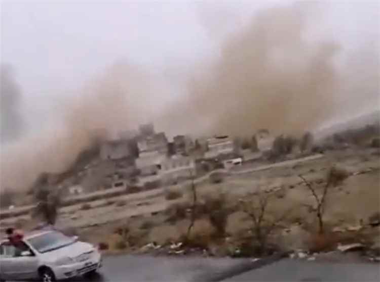 المشهد اليمني - ميليشيا الحوثي تفجّر منزل شيخ قبلي بارز في البيضاء