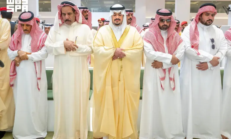 نائب أمير الرياض يؤدي صلاة الميت على مدير شرطة المنطقة الأسبق