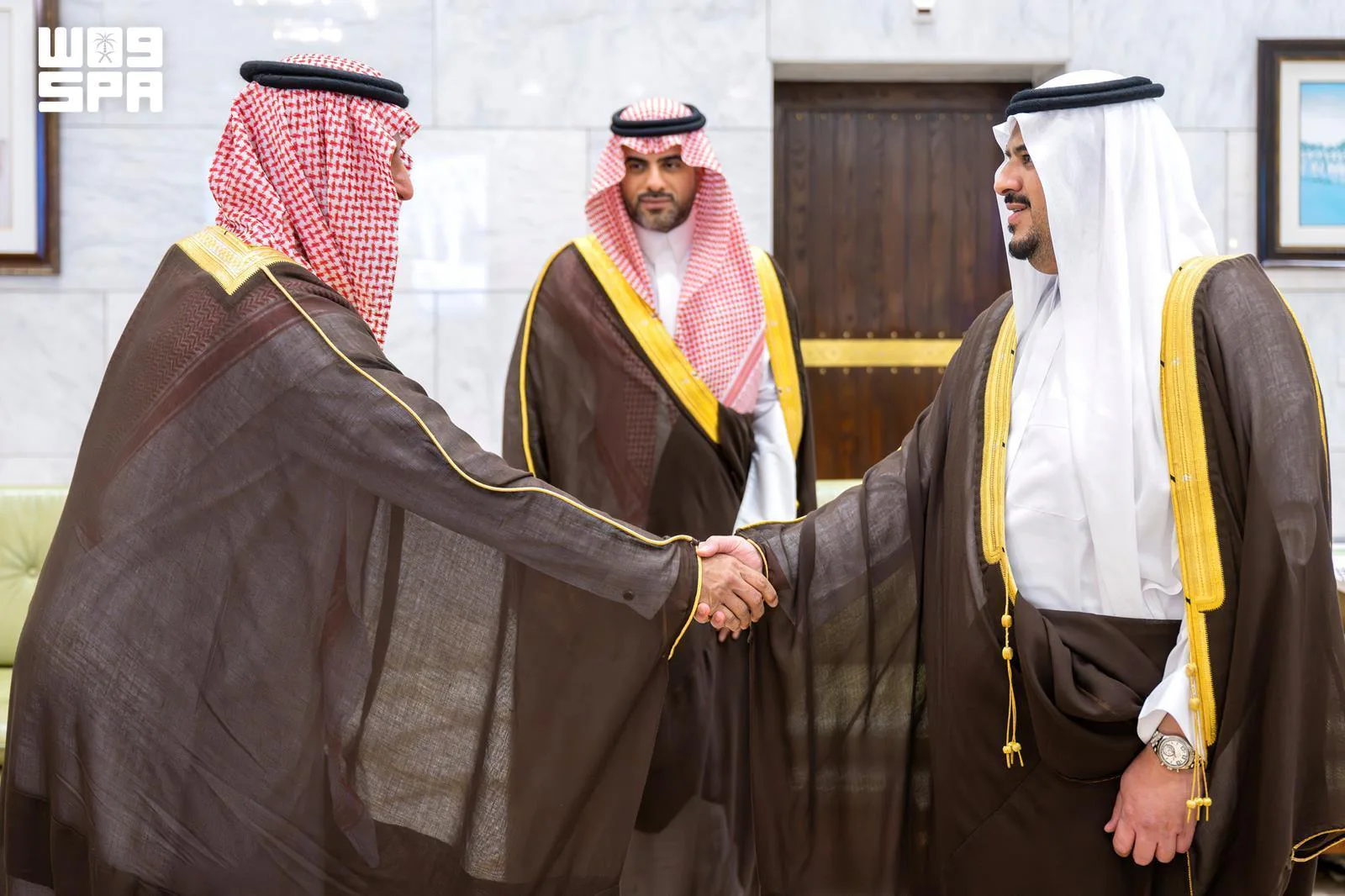 نائب أمير الرياض يستقبل رئيس هيئة العقار ويطّلع على تقرير التوازن العقاري 2025-2026