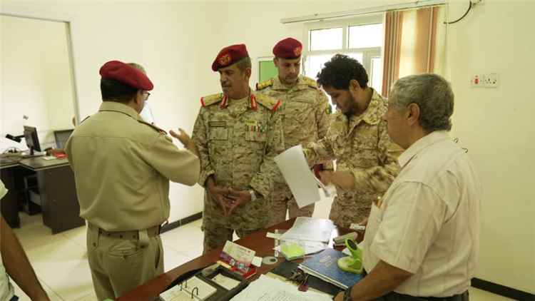 نائب المفتش العام يتفقد مستشفى عبود ويطلع على سير الفحوصات الطبية لطلبة الكلية الحربية