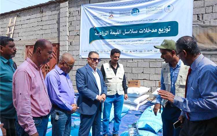 نائب محافظ أبين يدشن توزيع مدخلات سلاسل القيمة الزراعية لصغار المزارعين بمديرية زنجبار