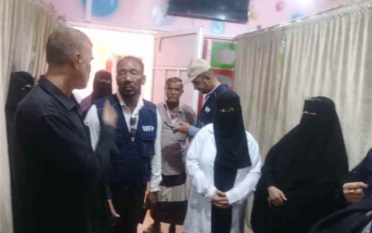 نائب مدير برنامج الأغذية العالمي يتفقد مستشفى الوهط لتقييم خدمات برنامج التغذية