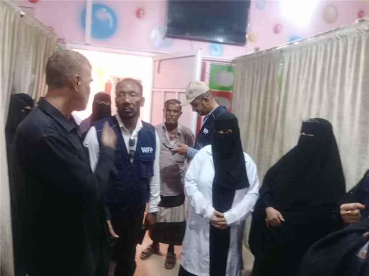 نائب مدير برنامج الأغذية العالمي يتفقد مستشفى الوهط لتقييم خدمات برنامج التغذية