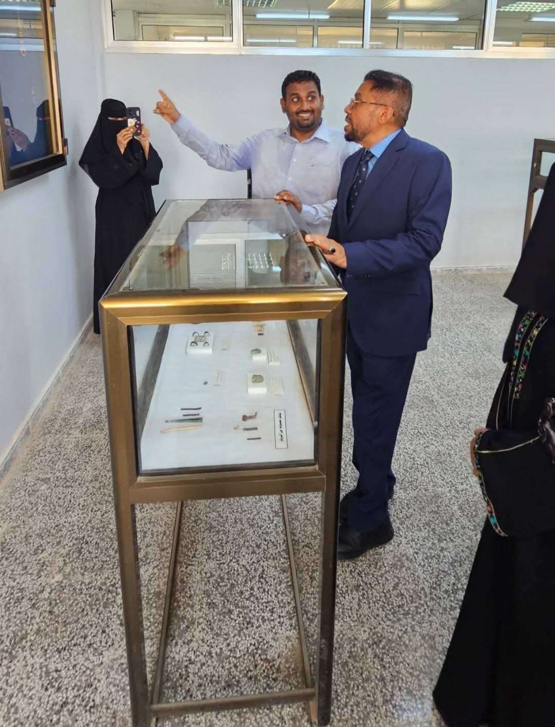 نائب وزير الثقافة يطلع على مقتنيات متحف