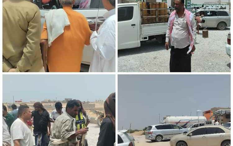 نزول ميداني لمدير غاز المهرة لمتابعة التوزيع.. وانفراجة في أزمة الغاز خلال أسبوع