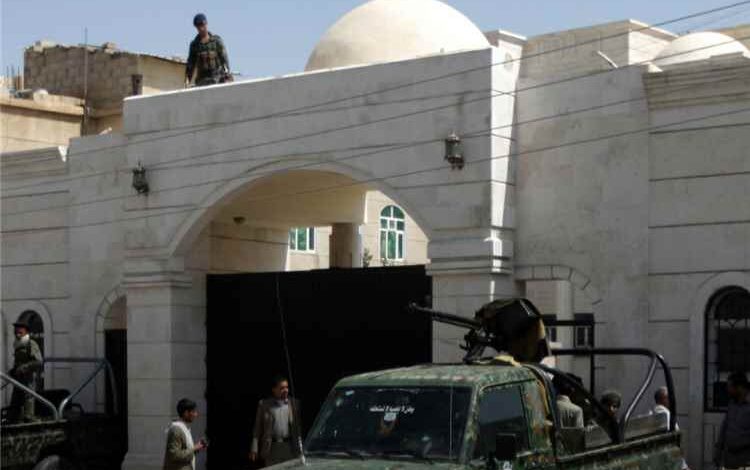 نقابة المحامين تدين الاعتداء على محامٍ داخل مكتب النائب العام الحوثي بصنعاء