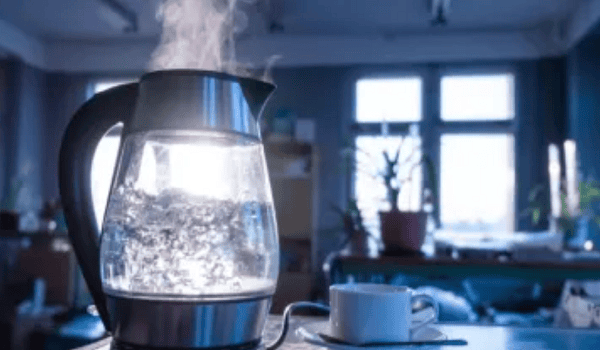 هل إعادة غلي الماء تجعل شربه خطراً؟