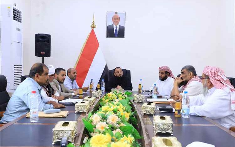 وزارة الأوقاف تبحث مع مديري مكاتبها تداعيات التصعيد الحوثي وتعزيز الدور التوعوي
