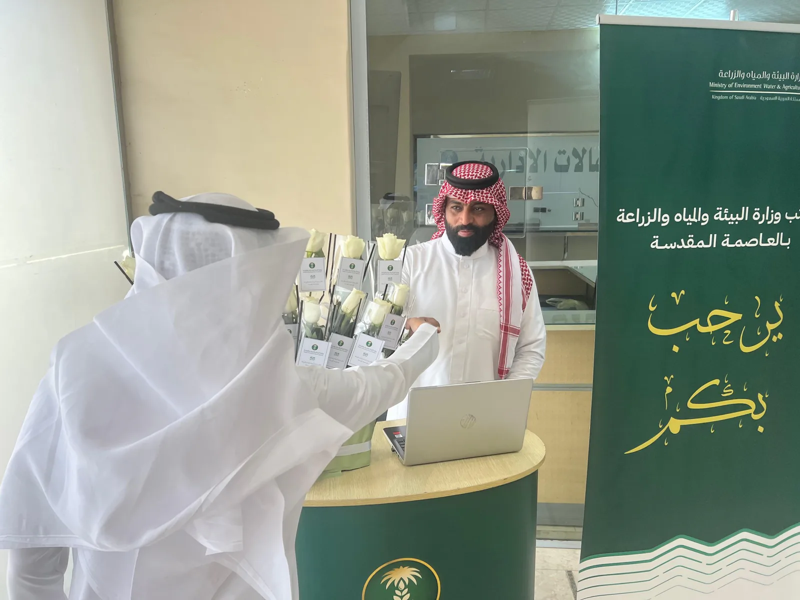 وزارة البيئة بمكة تُطلق مبادرة «وردة ترحيبية وتجربة رقمية» لتعزيز رضا المستفيدين