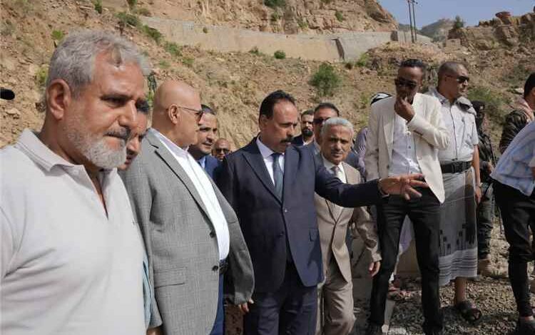 وزير الأشغال ومحافظ تعز يتفقدان الأعمال الختامية لمشروع إعادة تأهيل وصيانة طريق هيجة العبد الرابط بين تعز ولحج
