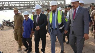 وزير الأشغال ومحافظ عدن يدشنان مشروع صيانة وترميم جسر البريقة القديم