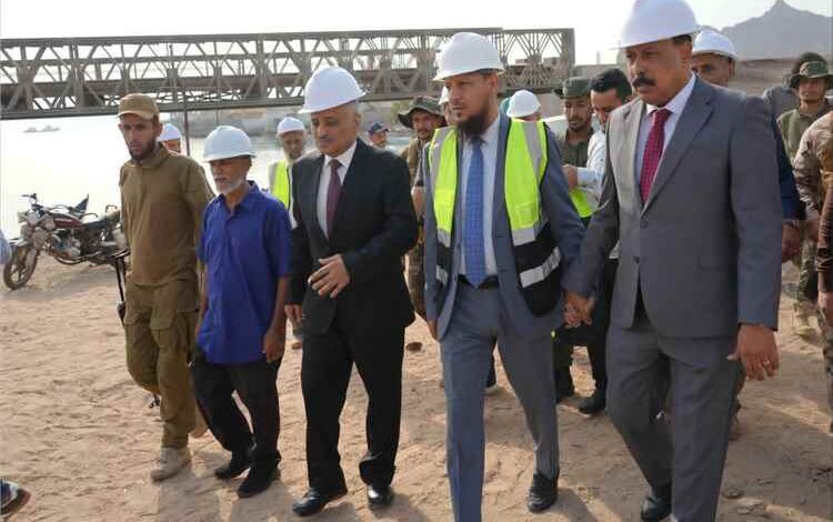 وزير الأشغال ومحافظ عدن يدشنان مشروع صيانة وترميم جسر البريقة القديم