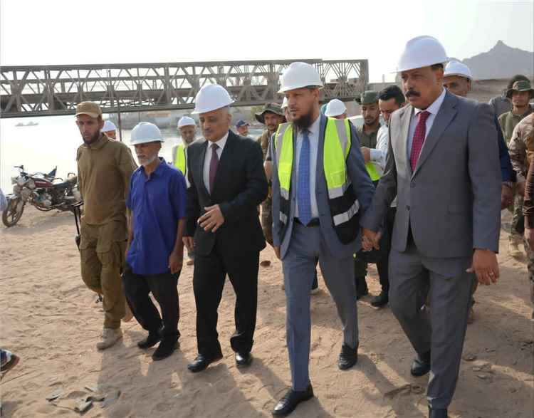 وزير الأشغال ومحافظ عدن يدشنان مشروع صيانة وترميم جسر البريقة القديم