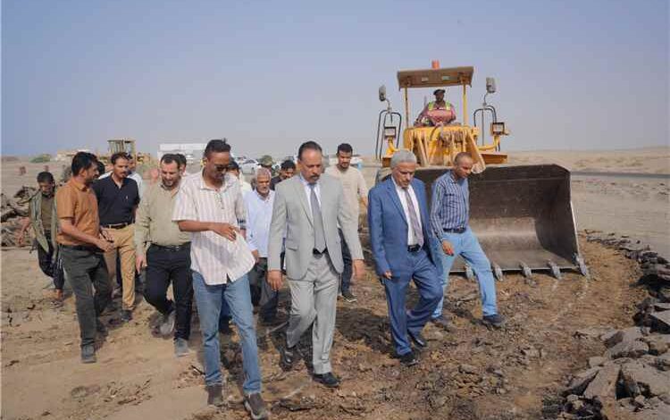 وزير الأشغال يدشن مشروع إعادة إنشاء جسر وادي بناء في محافظة أبين