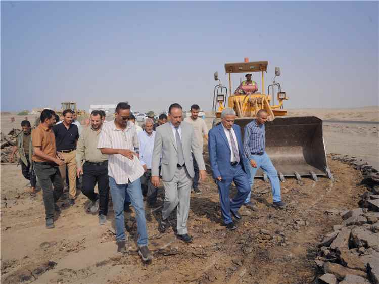 وزير الأشغال يدشن مشروع إعادة إنشاء جسر وادي بناء في محافظة أبين