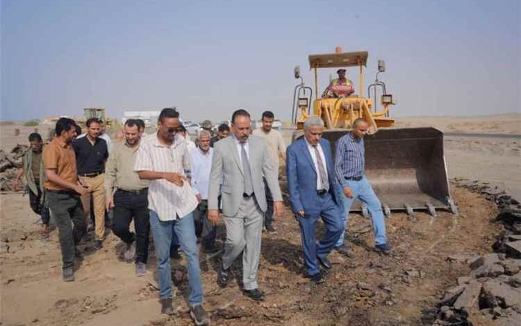 وزير الأشغال يدشن مشروع إعادة إنشاء جسر وادي بناء ومشروع صيانة طريق دوفس في أبين