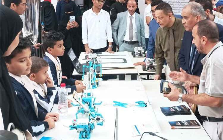وزير التربية والتعليم يلتقي طلاب «فيوتشر كيدز» في مهرجان العودة إلى المدرسة بعدن مول