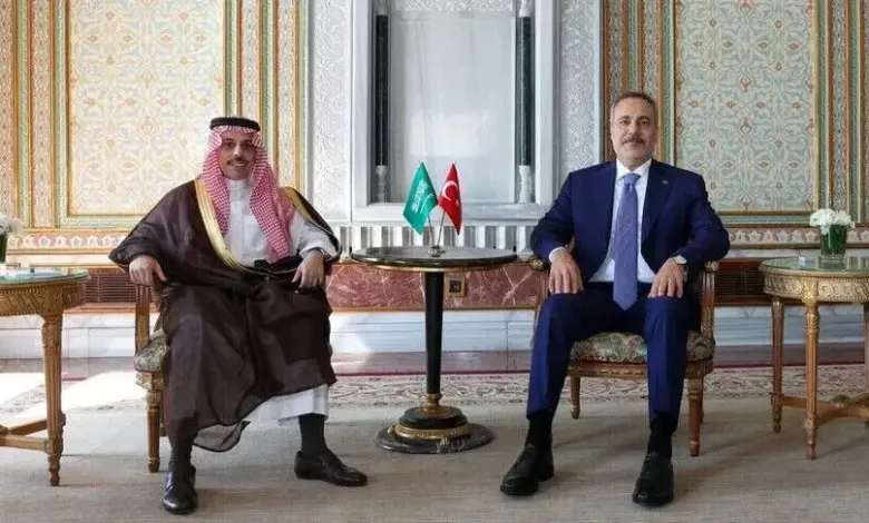 وزير الخارجية الأمير فيصل بن فرحان يلتقي نظيره التركي في إسطنبول