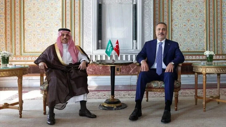 وزير الخارجية الأمير فيصل بن فرحان يلتقي نظيره التركي في إسطنبول