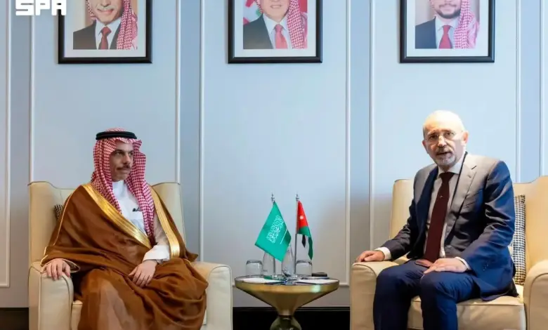 وزير الخارجية يبحث مع نظيره الأردني تطورات الأوضاع في الضفة الغربية وقطاع غزة