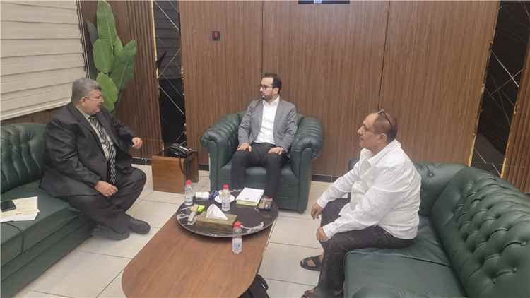 وزير الخدمة المدنية والتأمينات يلتقي الأمين العام لجامعة المهرة لمناقشة استكمال إجراءات فتاوى التوظيف والتسويات
