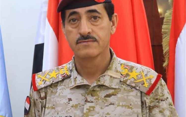 المشهد اليمني - وزير الدفاع: اعتماد آلية جديدة لصرف مرتبات العسكريين عبر البطاقات الذكية مباشرة