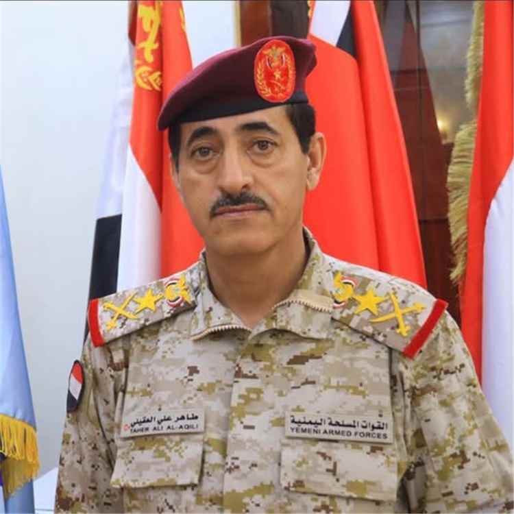 المشهد اليمني - وزير الدفاع: اعتماد آلية جديدة لصرف مرتبات العسكريين عبر البطاقات الذكية مباشرة