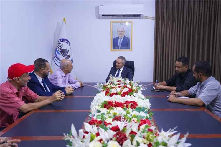 وزير الشؤون الاجتماعية والعمل يناقش سبل تطوير وتوسيع أنشطة جمعية يافع الخيرية