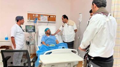 وزير الشباب والرياضة يطمئن على صحة الوكيل المساعد سعد العمري  عقب إجرائه عملية جراحية .