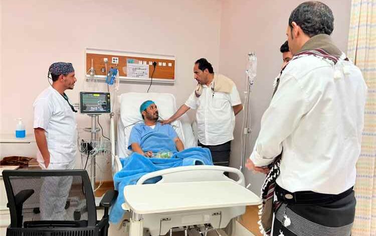 وزير الشباب والرياضة يطمئن على صحة الوكيل المساعد سعد العمري  عقب إجرائه عملية جراحية .