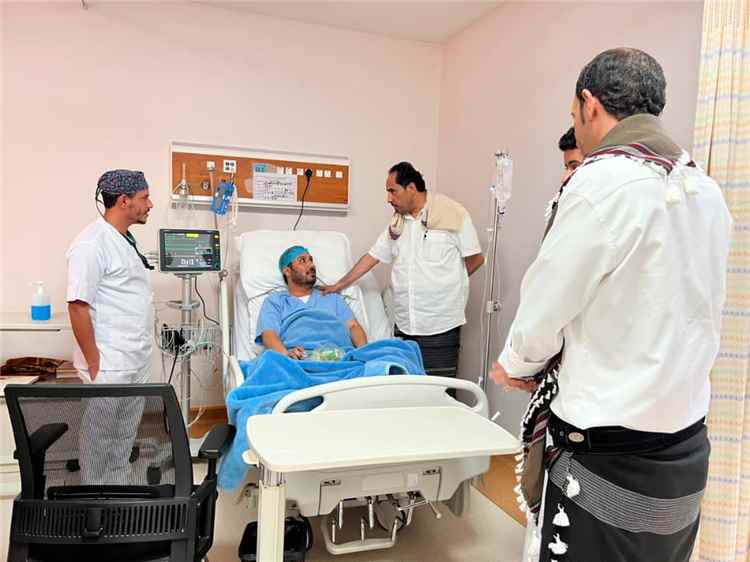 وزير الشباب والرياضة يطمئن على صحة الوكيل المساعد سعد العمري عقب إجرائه عملية جراحية .