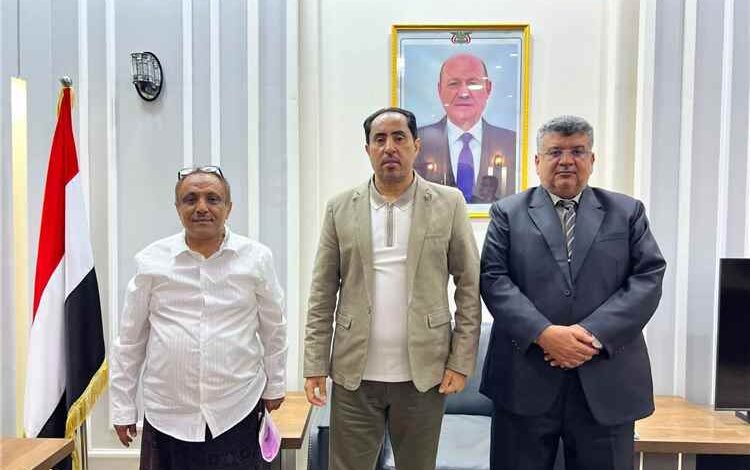 وزير الشباب والرياضة يلتقي أمين عام جامعة المهرة