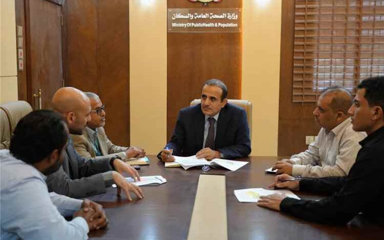 وزير الصحة يبحث مع الخبير الدولي الدكتور محمد رشاد تطوير فرق الطوارئ الطبية الوطنية وتعزيز جاهزية القطاع الصحي للاستجابة للكوارث