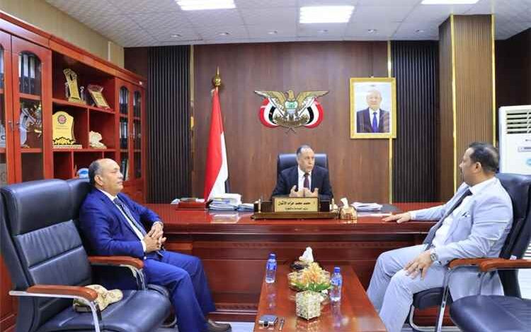 وزير الصناعة والتجارة يبحث تعزيز دور المؤسسة الاقتصادية وتوسيع منافذ البيع المباشر لدعم استقرار الأسواق وحماية المستهلك
