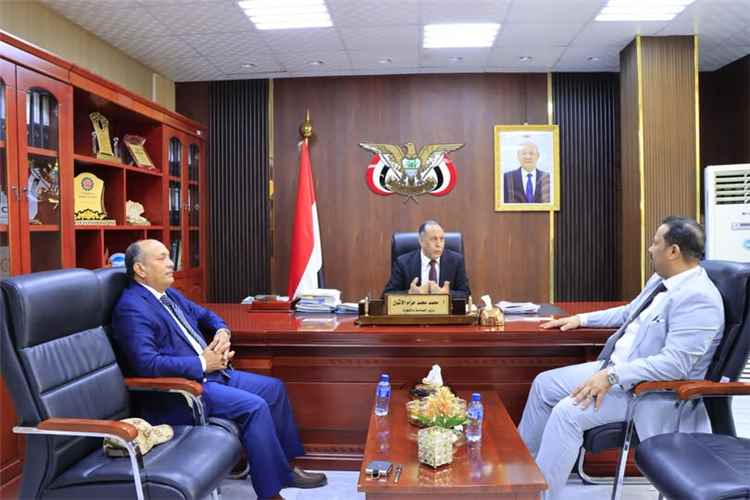 وزير الصناعة والتجارة يبحث تعزيز دور المؤسسة الاقتصادية وتوسيع منافذ البيع المباشر لدعم استقرار الأسواق وحماية المستهلك