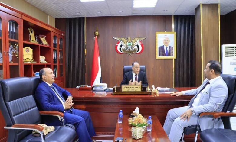 وزير الصناعة والتجارة يدفع لإعادة تفعيل المؤسسة الاقتصادية وتوسيع منافذ البيع لمواجهة غلاء الأسعار
