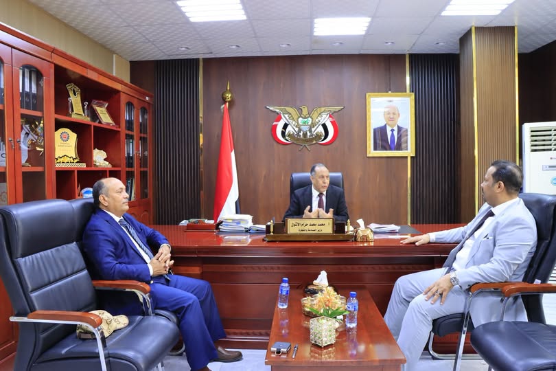 وزير الصناعة والتجارة يدفع لإعادة تفعيل المؤسسة الاقتصادية وتوسيع منافذ البيع لمواجهة غلاء الأسعار