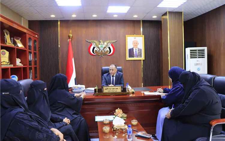 وزير الصناعة والتجارة يطلع على تحضيرات المؤتمر الأول للرائدات بحضرموت