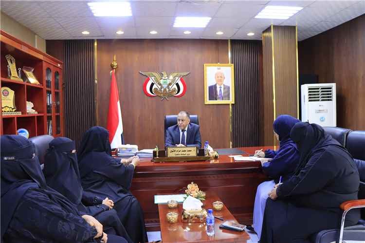 وزير الصناعة والتجارة يطلع على تحضيرات المؤتمر الأول للرائدات بحضرموت