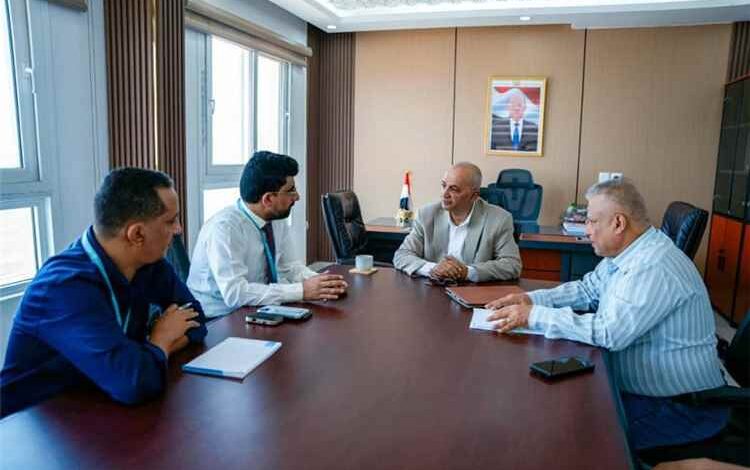 وزير المياه والبيئة يوقع اتفاقية لتنفيذ مشروع حفر بئرين وخط ناقل للمياه في مأرب