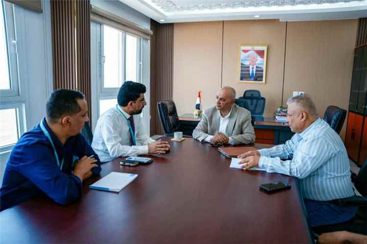 وزير المياه والبيئة يوقع اتفاقية لتنفيذ مشروع حفر بئرين وخط ناقل للمياه في مأرب