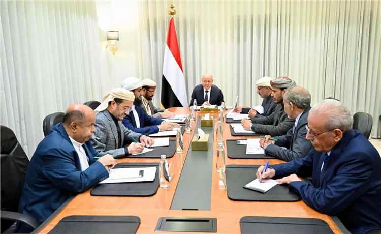وزير يكشف عن مهمة ثقيلة أمام مجلس القيادة ويطرح خارطة إنقاذ عاجلة