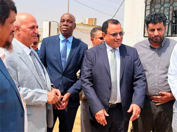 وزيرا الزراعة والمياه يتفقدان سير العمل في مشروع تأهيل المركز والمختبر البيطري بالغيضة