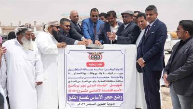 وزيرا الزراعة والمياه يضعان حجر الأساس لمصنع الثلج في حصوين ويتفقدان أضرار إعصار "تيج" على القطاعين الزراعي والمياه