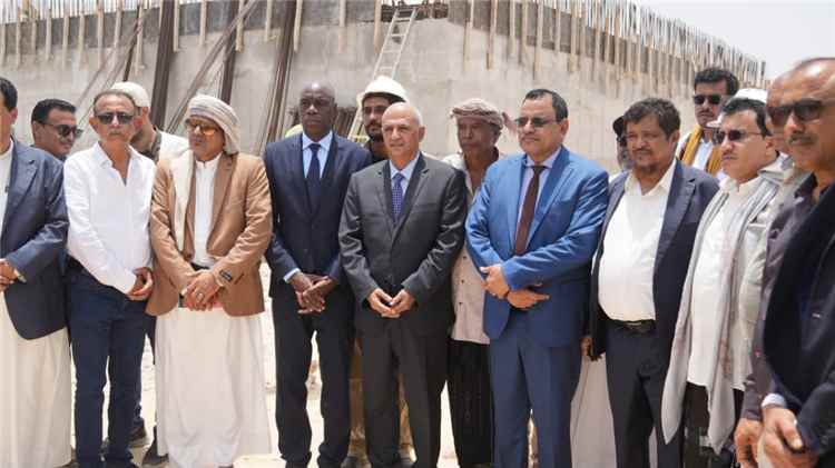 وزيرا المياه والزراعة يتفقدان مشروع الخزان التجميعي في قشن ويطلعان على احتياجات قطاع المياه