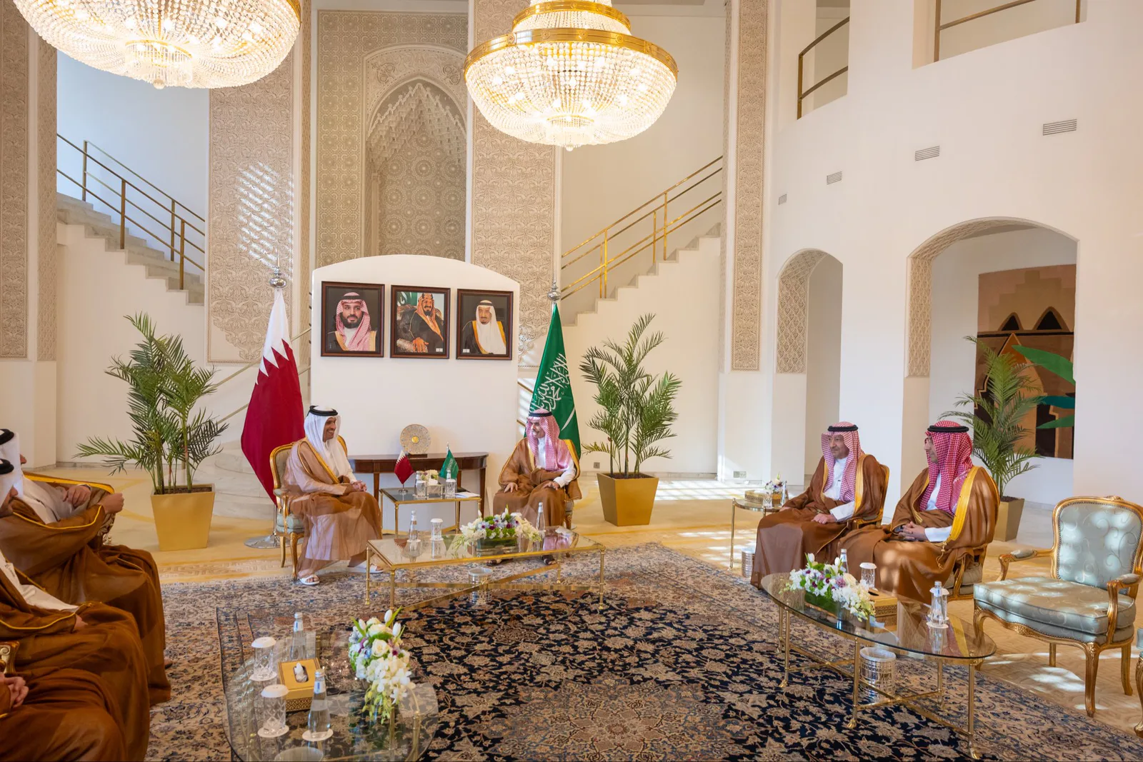 وزيرا خارجية السعودية وقطر يؤكدان توحيد المواقف وخفض التصعيد وحماية الملاحة بالمنطقة