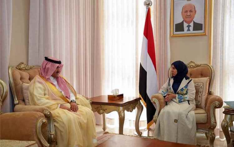 وزيرة الخارجية تلتقي السفير السعودي لدى اليمن آل جابر