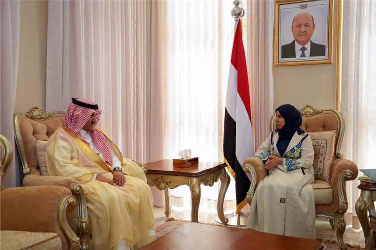 وزيرة الخارجية تلتقي السفير السعودي لدى اليمن آل جابر